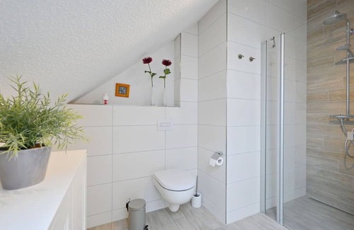 Trent Villa | Pet-Friendly Flotsam: A Modern Retreat for Families