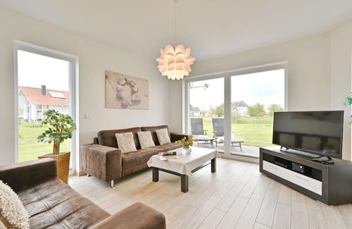 Trent Villa | Pet-Friendly Flotsam: A Modern Retreat for Families