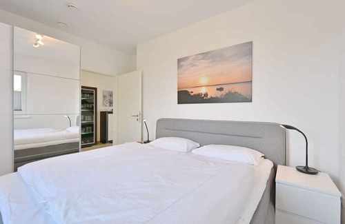 Trent Villa | Pet-Friendly Flotsam: A Modern Retreat for Families