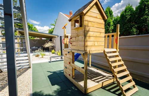 Balatonszarszo Apartment | Comfortable Apartment for 6 with Lake View & Free WIFI