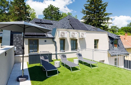 Balatonszarszo Apartment | Comfortable Apartment for 6 with Lake View & Free WIFI