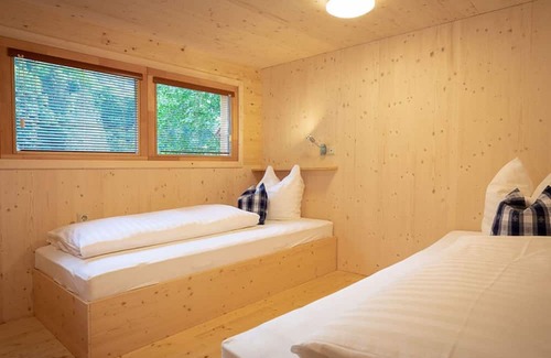 Ossiach Villa | Cozy Villa Apartment for 4 with Lake View & Free WiFi