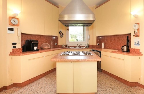 Castello Villa | Private Villa with Pool, Pets Welcome & Lake Views
