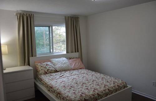 Ottawa Division House | Convenient 3 Bedroom Retreat Near Ottawa & Airport