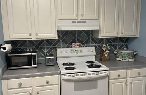 Wendell House | Inviting UNC/Duke House with Pool, Spa & Breakfast Included