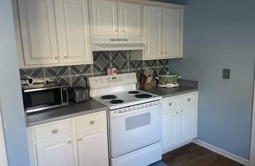 Wendell House | Inviting UNC/Duke House with Pool, Spa & Breakfast Included