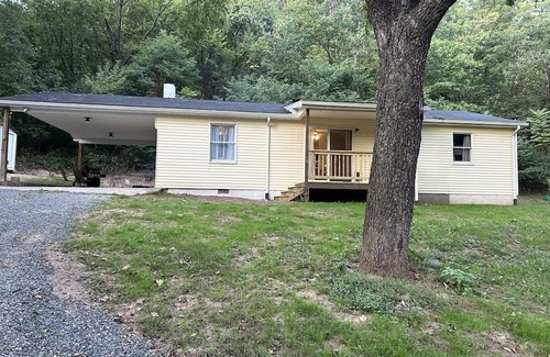 Cabins House | Idyllic Getaway: Secluded Home in Cabins, Family-Friendly Stay