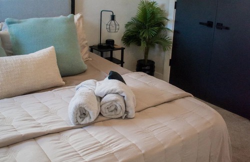 Simpsonville House | Downtown Bungalow: 10/10 Rated with King Ensuite & Spa