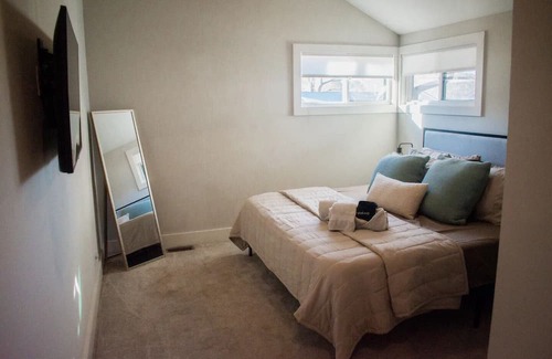 Simpsonville House | Downtown Bungalow: 10/10 Rated with King Ensuite & Spa
