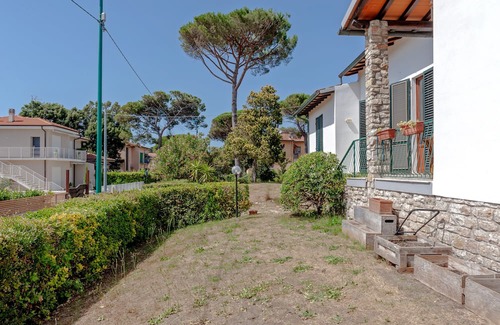 Tirrenia Villa | Villa 'Allori Tirrenia': Private Terrace & Oceanfront Bliss
