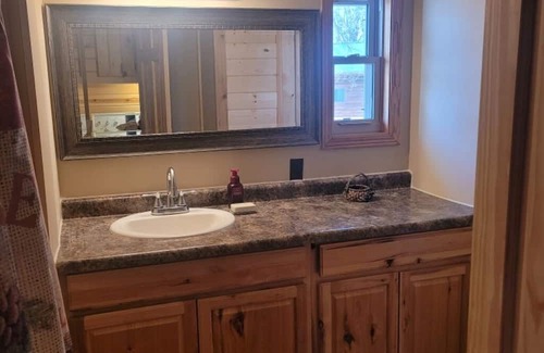 Isle Cabin | Ideal Sunset Harbor Point: Family-Friendly with Breakfast!