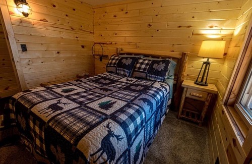 Isle Cabin | Ideal Sunset Harbor Point: Family-Friendly with Breakfast!