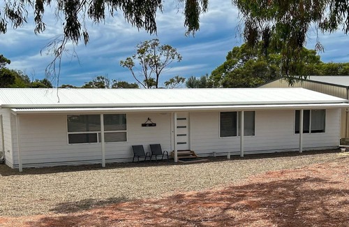 Lake Wangary House | Cozy Jubilee Cottage: A Birdsong Retreat for Families