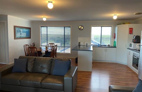 Wallaroo Plain House | Explore Osprey Too: Family-Friendly with Kitchen Amenities