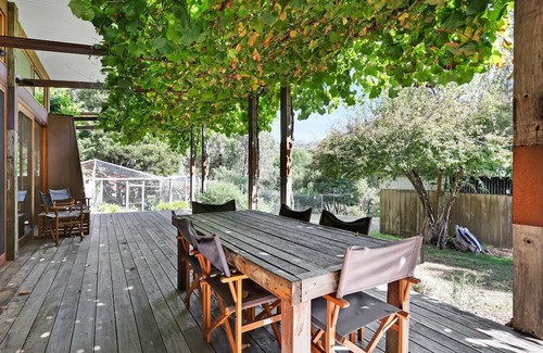 Merrijig House | Cozy River Song - Merrijig: Family & Pet-Friendly Retreat