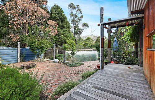 Merrijig House | Cozy River Song - Merrijig: Family & Pet-Friendly Retreat