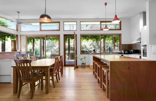 Merrijig House | Cozy River Song - Merrijig: Family & Pet-Friendly Retreat