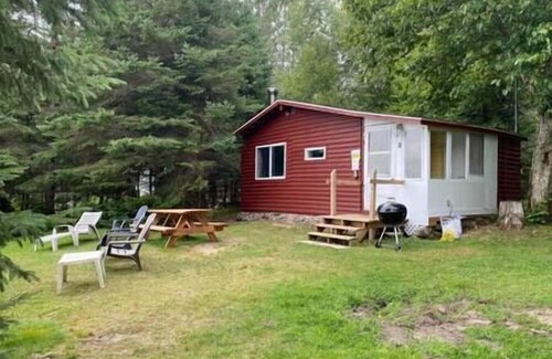 Nominingue House | Cozy Retreat at Hôtel à la Maison - Caban Lac Noir 7