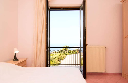 Termini Apartment | Inviting Apartment with Ocean View, Terrace and Free Parking