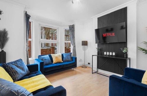 Reading House | Amazing, Spacious 4BR Home: Weekly | Monthly Stays
