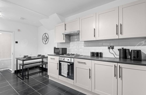 Reading House | Amazing, Spacious 4BR Home: Weekly | Monthly Stays