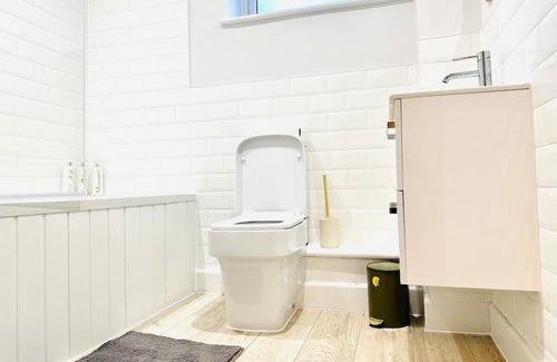Dover Apartment | Stylish Dover apt w Castle View