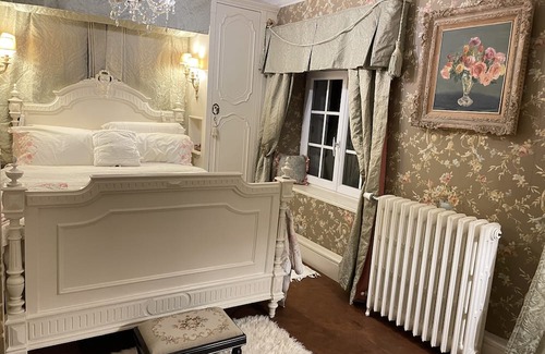 Nueil-sur-Layon Bed & Breakfast | Enchanting Room in a Lush 1500m² Garden Oasis