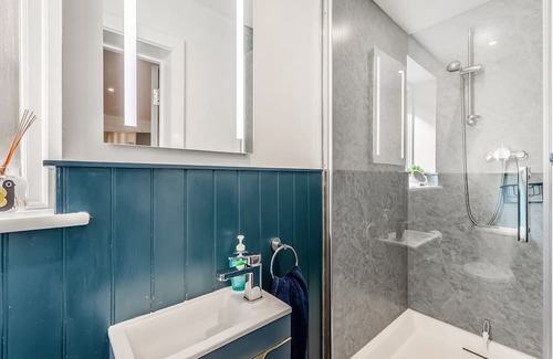 Westgate-on-Sea Cottage | Cozy 3-Bedroom Retreat in Westgate On Sea with Ocean Views