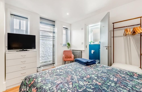 Westgate-on-Sea Cottage | Cozy 3-Bedroom Retreat in Westgate On Sea with Ocean Views
