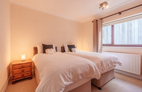 Meliden House | Family-Friendly Offa's Lodge with Serene Sea Views