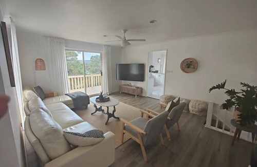 Eden House | Charming Pet-Friendly Getaway: Steps to Beach & Town