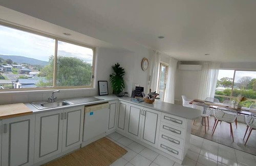 Eden House | Charming Pet-Friendly Getaway: Steps to Beach & Town
