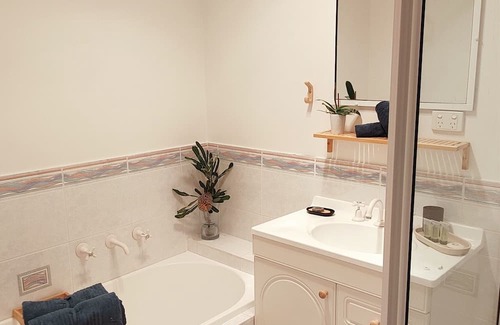 Eden House | Charming Pet-Friendly Getaway: Steps to Beach & Town