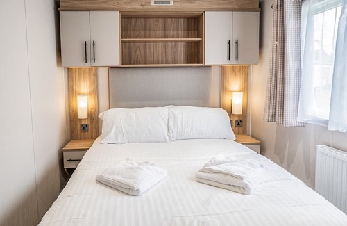 Kelso Apartment | Family-Friendly 2-Bedroom Gold Caravans with Kitchen Access