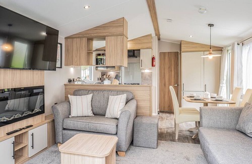 Kelso Apartment | Family-Friendly 2-Bedroom Gold Caravans with Kitchen Access