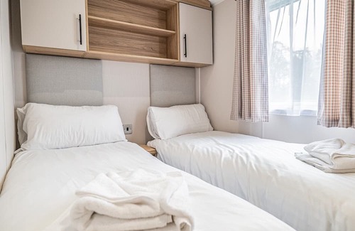 Kelso Apartment | Family-Friendly 2-Bedroom Gold Caravans with Kitchen Access