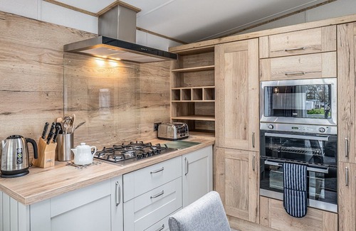 Kelso Apartment | Indulge in Grand Platinum Caravans with Family-Friendly Amenities
