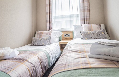 Kelso Apartment | Indulge in Grand Platinum Caravans with Family-Friendly Amenities