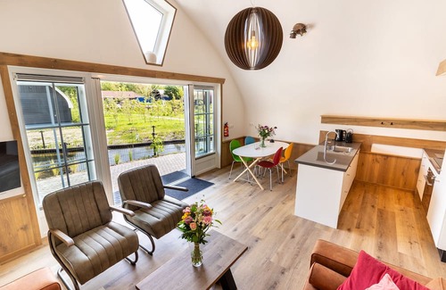 Baars Cottage | Modern house on a pond in a wooded area