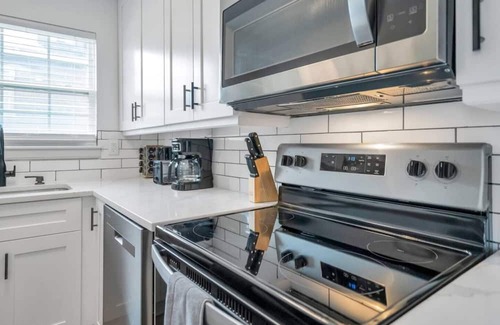 Tulane - Gravier House | Cozy 3BR, 2BA Retreat in NOLA - Ideal for Families