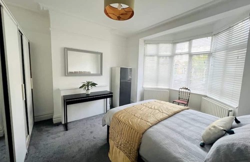 Leigh-on-Sea Apartment | Garden View Flat in Heart of Leigh On Sea with Spa