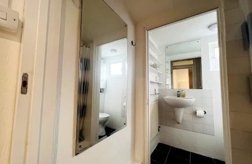 Leigh-on-Sea Apartment | Garden View Flat in Heart of Leigh On Sea with Spa