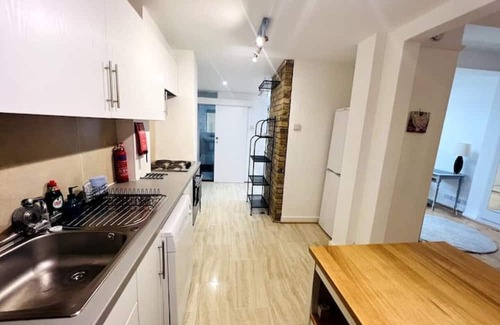 Leigh-on-Sea Apartment | Garden View Flat in Heart of Leigh On Sea with Spa