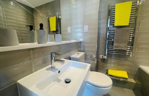Isle of Grain Apartment | Leigh Broadway Apartment With Parking & Balcony