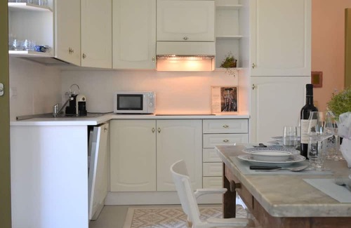 Mello Apartment | Cozy Apartment with Terrace, WIFI and Pet-Friendly Perks