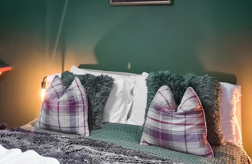 Cowal Peninsula Cottage | Spacious 4-Bedroom Escape at Loch Eck with Ocean Views