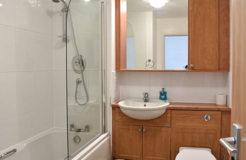 Central Aberdeen Cottage | Cozy Townhouse Retreat Near City Attractions and Oceanfront