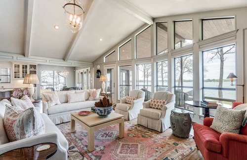 Malakoff House | Scenic Cedar Creek Lakehouse with Gorgeous Open Water Views