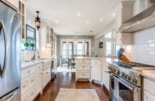 Malakoff House | Scenic Cedar Creek Lakehouse with Gorgeous Open Water Views