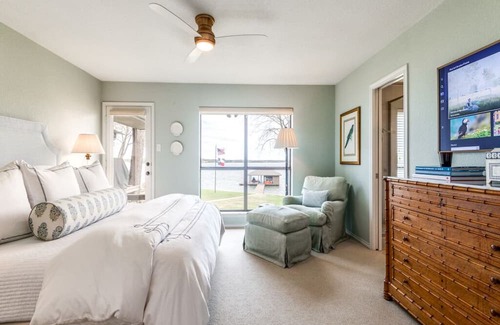 Malakoff House | Scenic Cedar Creek Lakehouse with Gorgeous Open Water Views